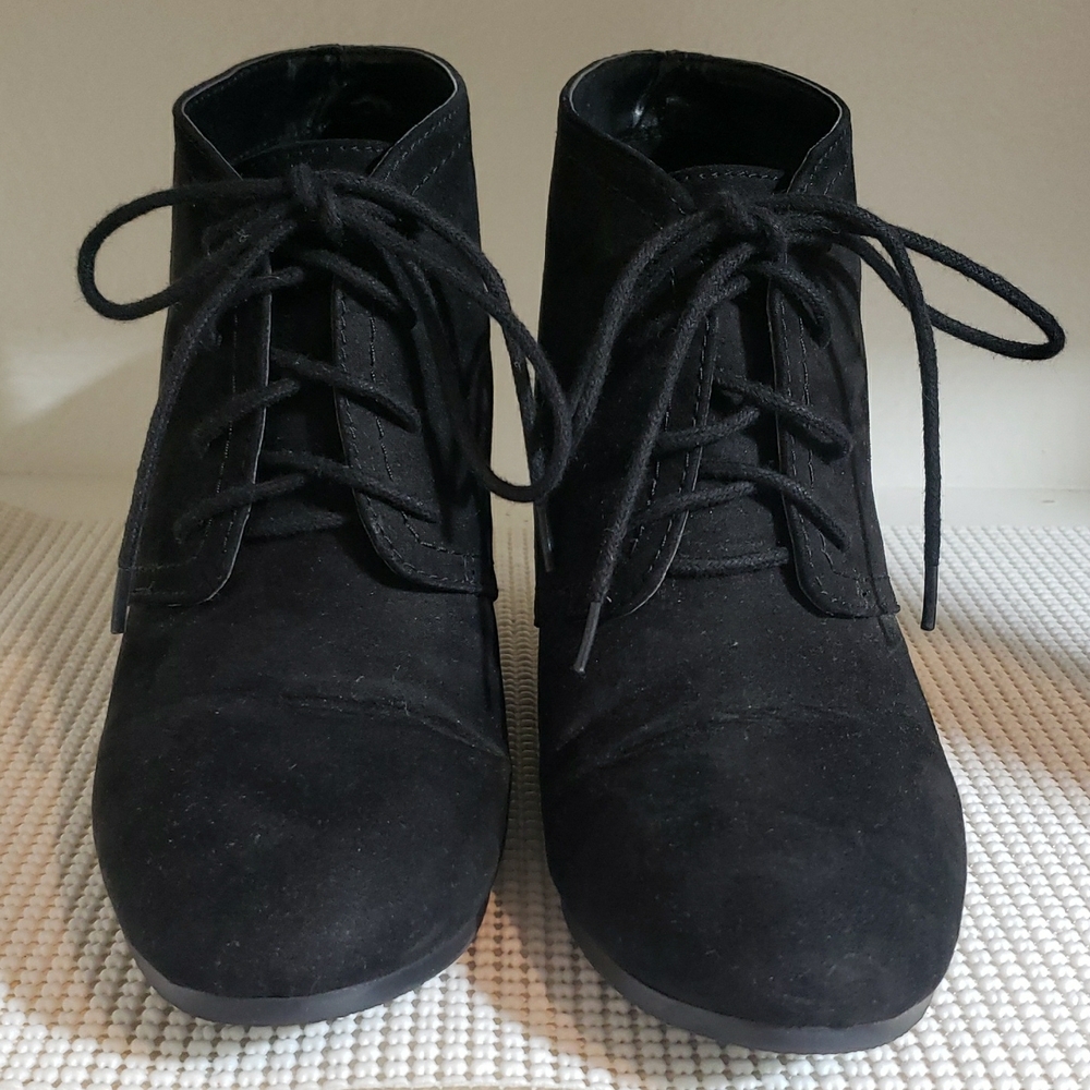 Arizona the original Jean Co. black suede ankle boots